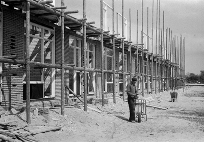 845048 Afbeelding van de bouw van vijftig woningen in de omgeving van het Looplantsoen te Utrecht.